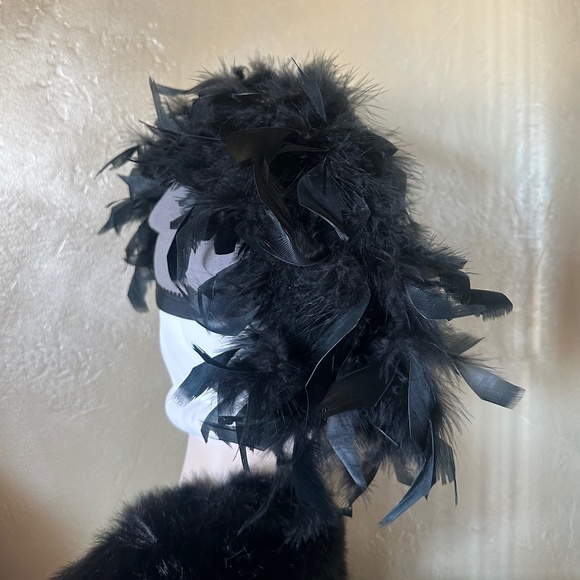 GRANDIOSE 1950's TAUPE FELT LARGE BRIMMED HAT WITH BLACK FEATHERS - Picture 3 of 10